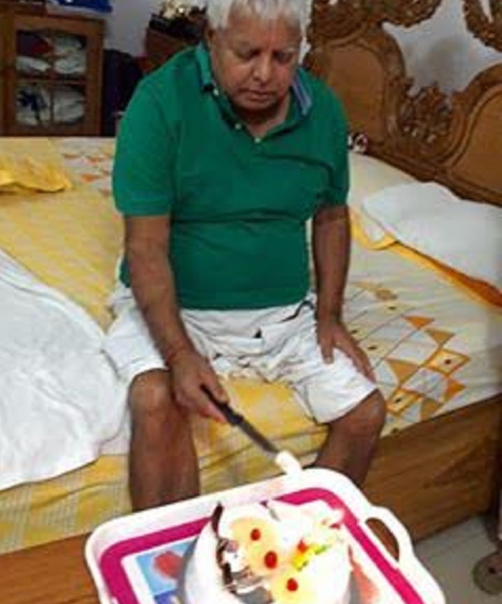 Birthday of Lalu yadav, Rabri Devi gift bunch of roses