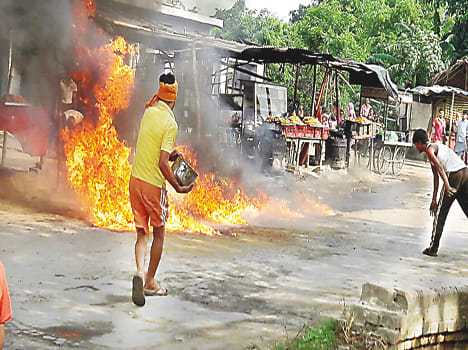  aag lagane se machee aphara tapharee A fire panic resembled chaos