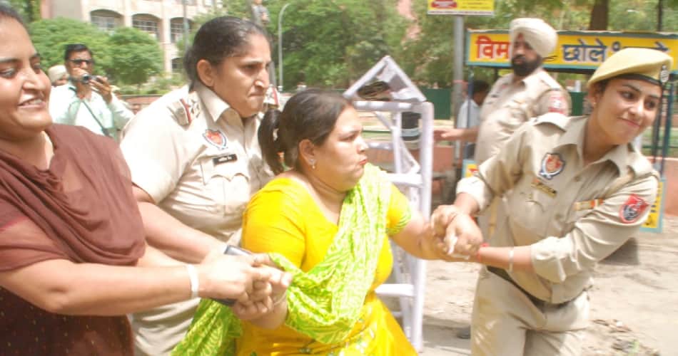 lathicharge, police lathicharge, police lathicharge on teachers, lathincharge in bathinda