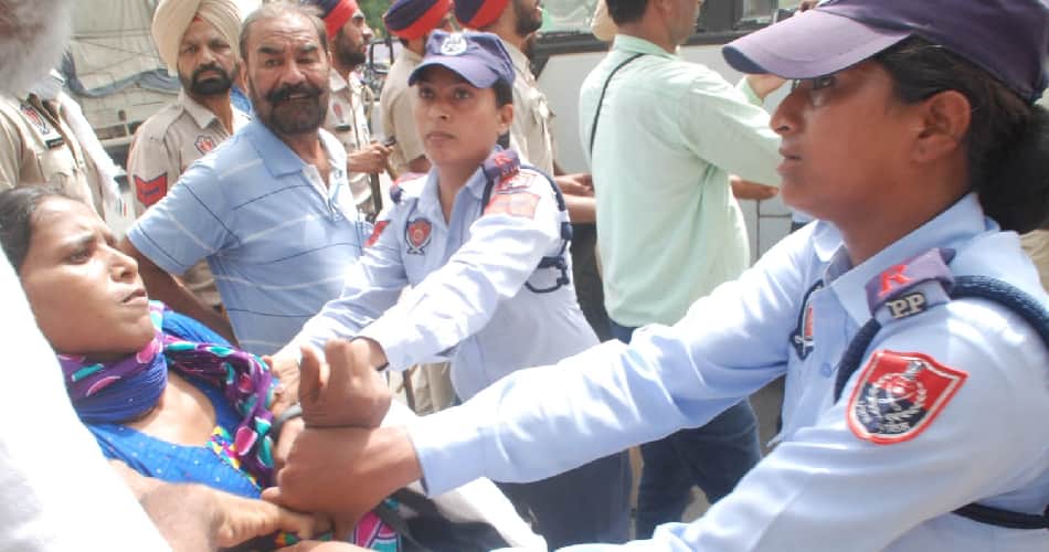 lathicharge, police lathicharge, police lathicharge on teachers, lathincharge in bathinda