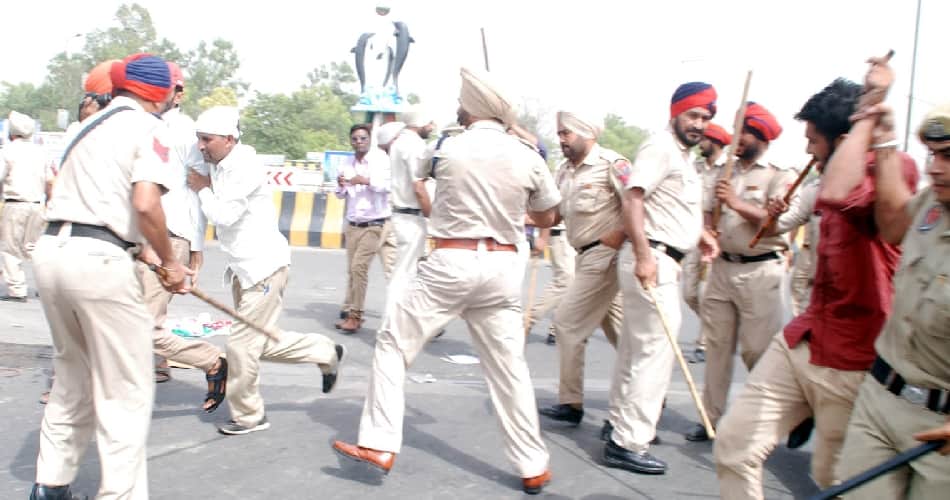 lathicharge, police lathicharge, police lathicharge on teachers, lathincharge in bathinda