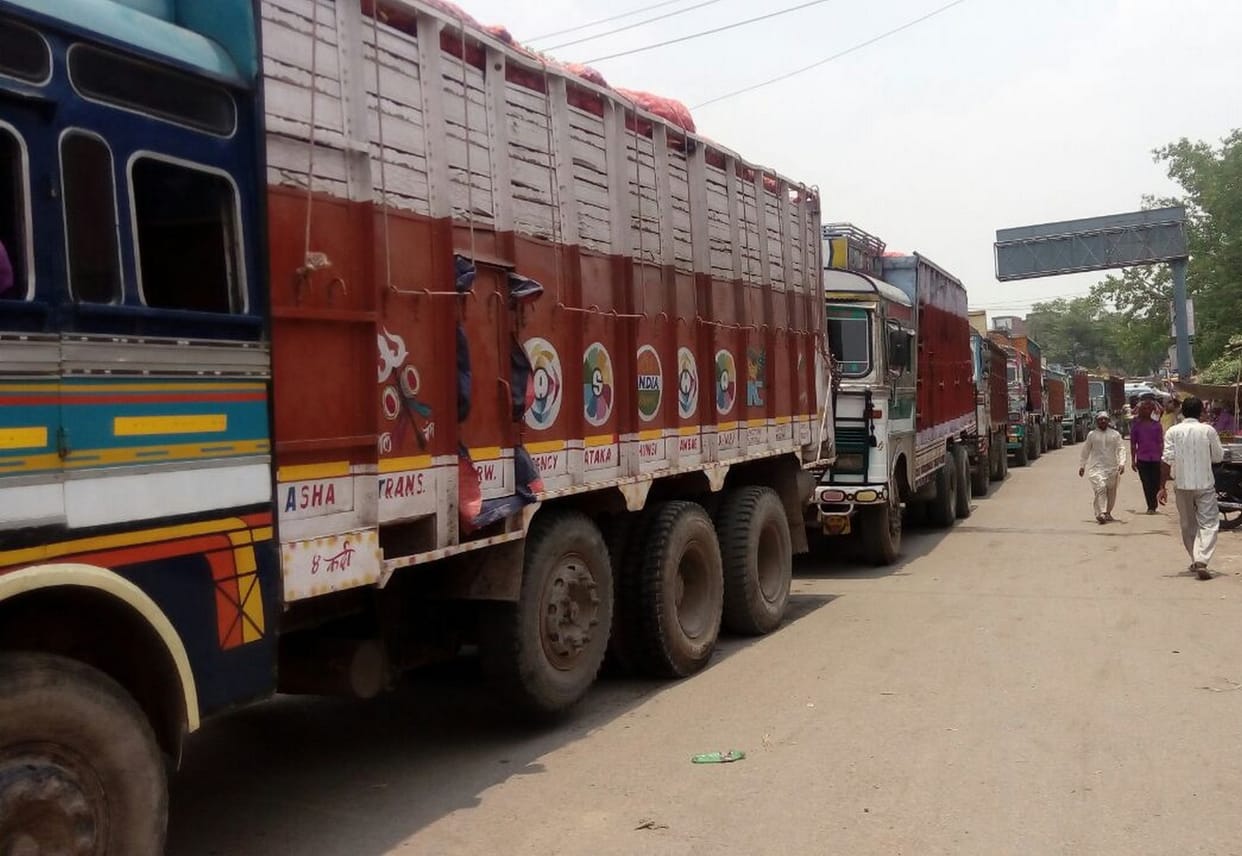 national highway was jammed Sixteen-km 