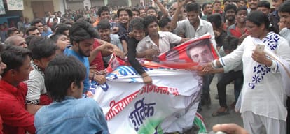 Rahul's convoy stopped in Ghaziabad, burning posters