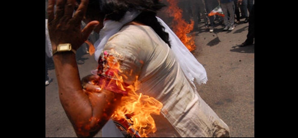 rahul gandhi reaches arthala to meet congress activist who hurt her hand while modi effigy burning