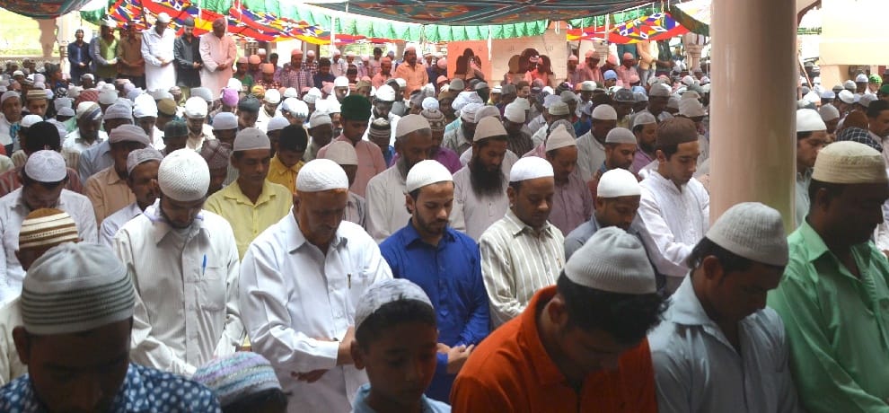 large number of rozedaars in mosque on first friday of ramzaan
