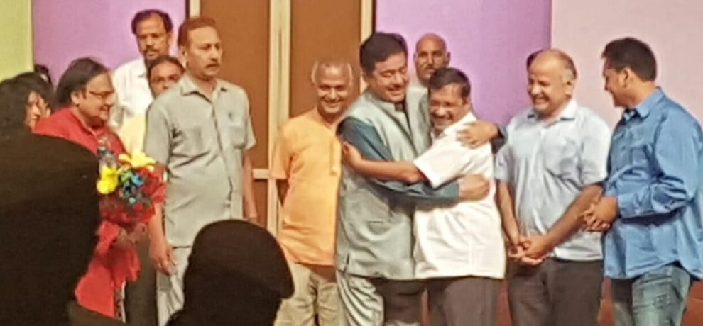 shatrughan sinha praises kejriwal and and hold him in his arms