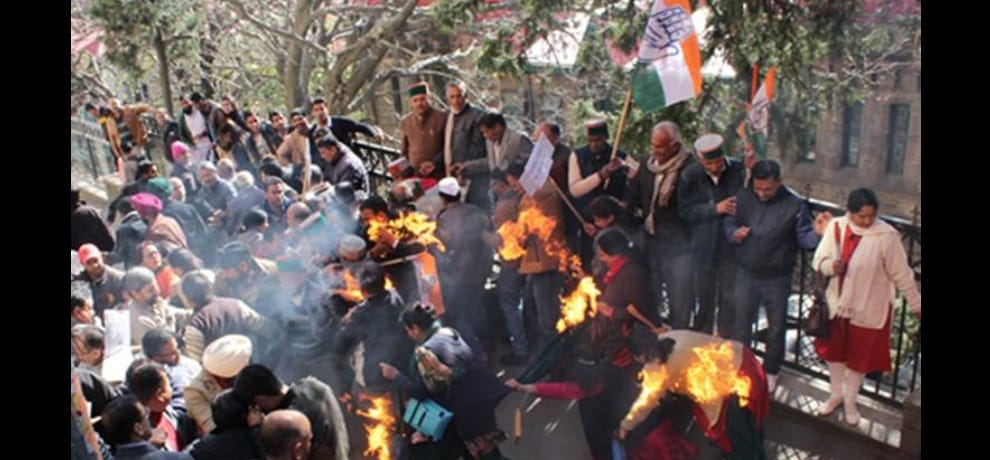 rahul gandhi reaches arthala to meet congress activist who hurt her hand while modi effigy burning