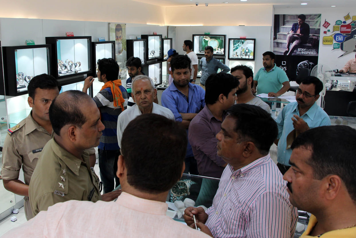 One crore stolen from showrooms clocks