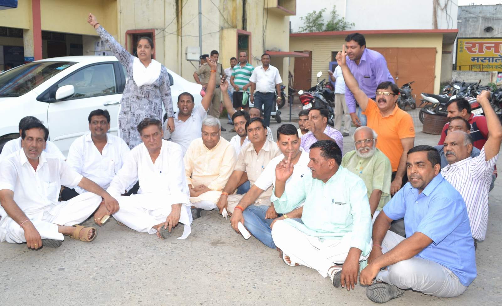 police check bjp vice president shyam jaju car.