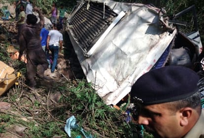 private bus falls into gorge at darlaghat, 5 killed.