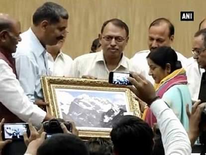 Sushma Swaraj flags off 1st batch for Kailash Mansarovar