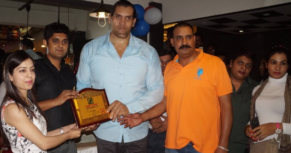 the great khali bended while entring in zym, people puzzled to see that