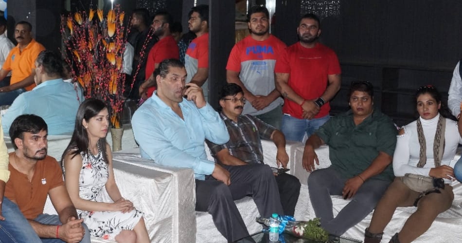 the great khali bended while entring in zym, people puzzled to see that