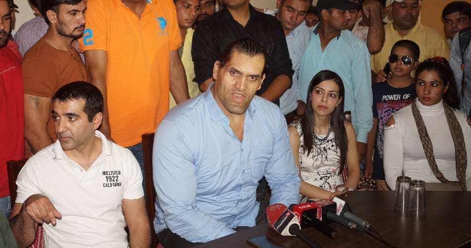the great khali bended while entring in zym, people puzzled to see that