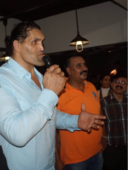 the great khali bended while entring in zym, people puzzled to see that