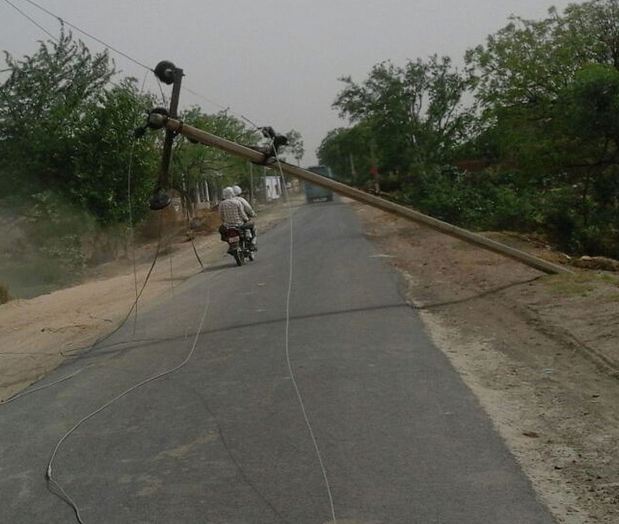 aadhe jile mein 48 ghante se bijalee aapoorti baadhit