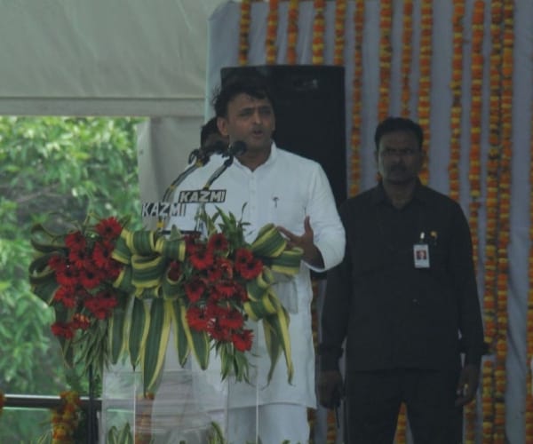 Akhilesh Yadav comments on BJP over achhe din slogan.