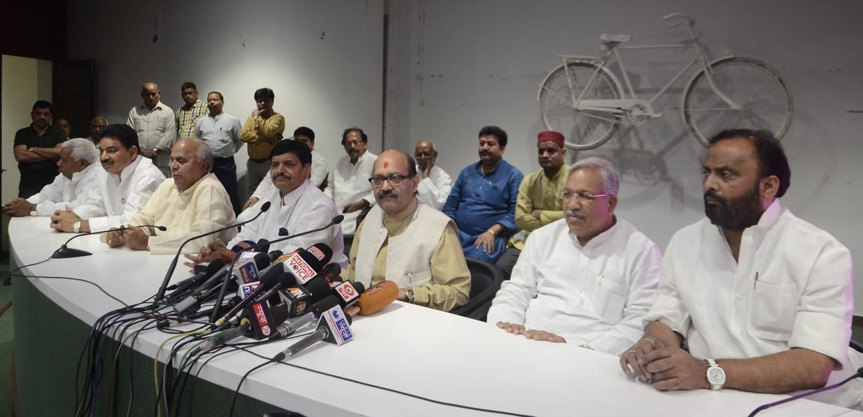 Amar Singh backs shivpal yadav on Mathura violence.