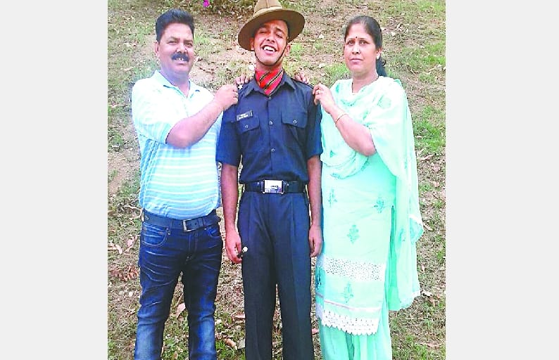 Himachali youth become lieutenant in army, see photos.
