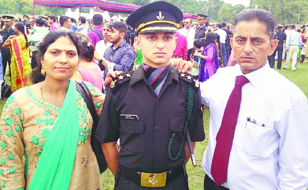 Himachali youth become lieutenant in army, see photos.