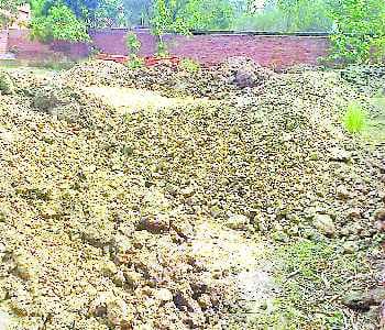 Hundreds dumper of clay sold in Bharatkund 