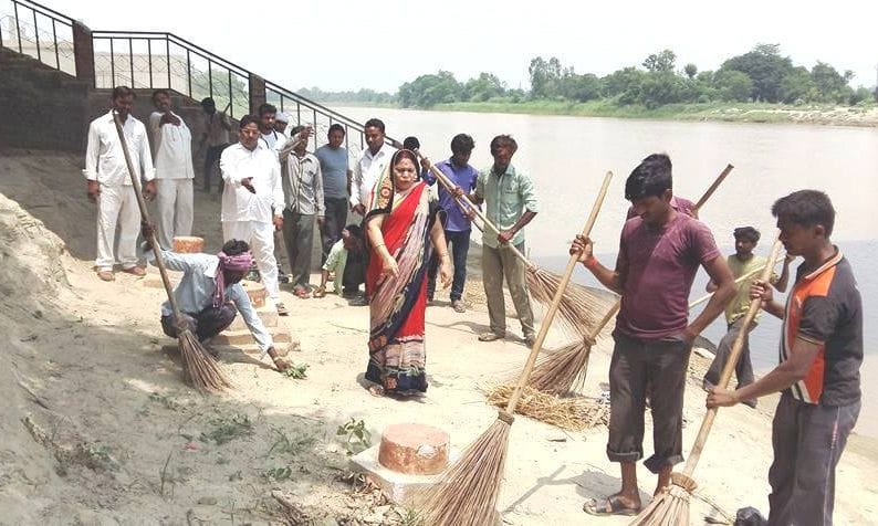 people come front to clean rapti river
