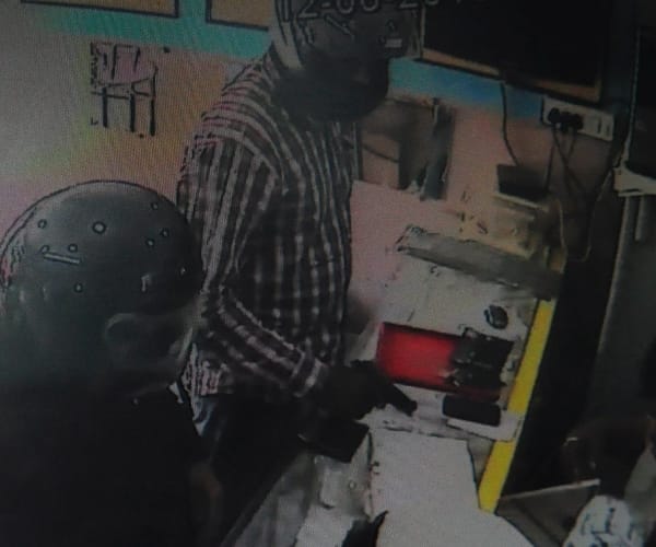 robbery in a jewellery shop in Lucknow.