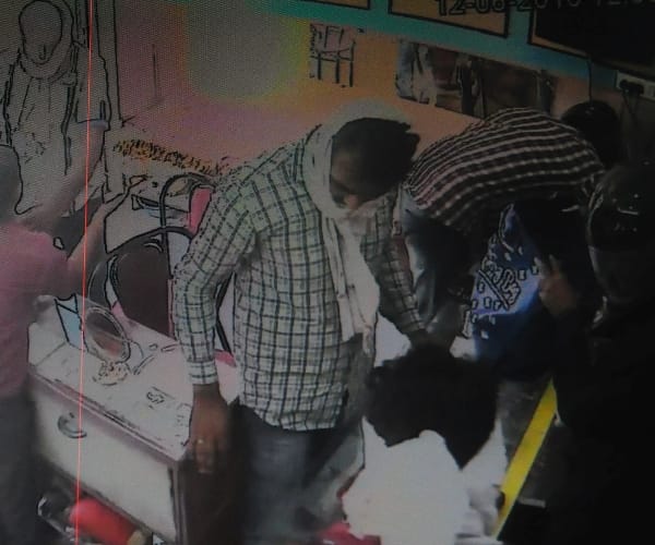 robbery in a jewellery shop in Lucknow.