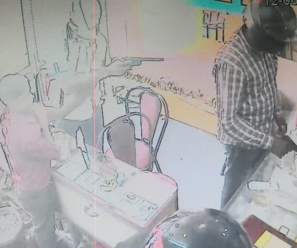 Robbers looting of the house, the woman stabbed, injured
