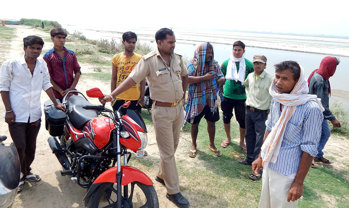Adhed mahila ki doobane se maut