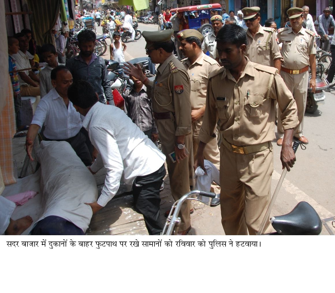 Police evacuated the sidewalk in Sadar Bazar