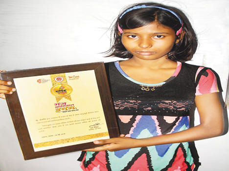 Anjali singing at a young age in the full flight