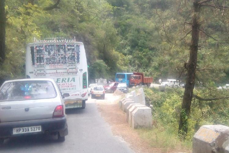 tourist vehicle jam the road