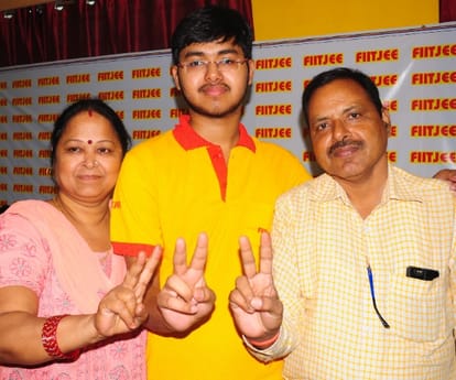 divanshu saxena second topper in kanpur zone.