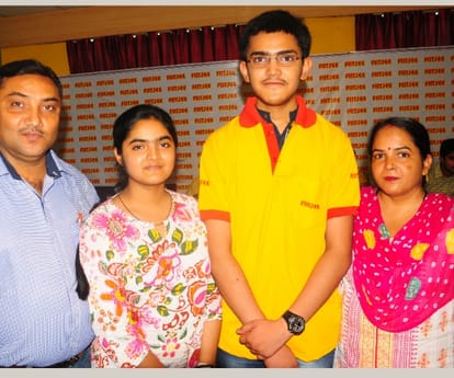 divanshu saxena second topper in kanpur zone.