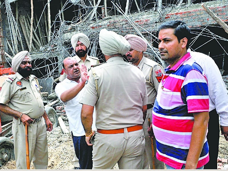 encraochment, nigam team action against encroachment, congress protest