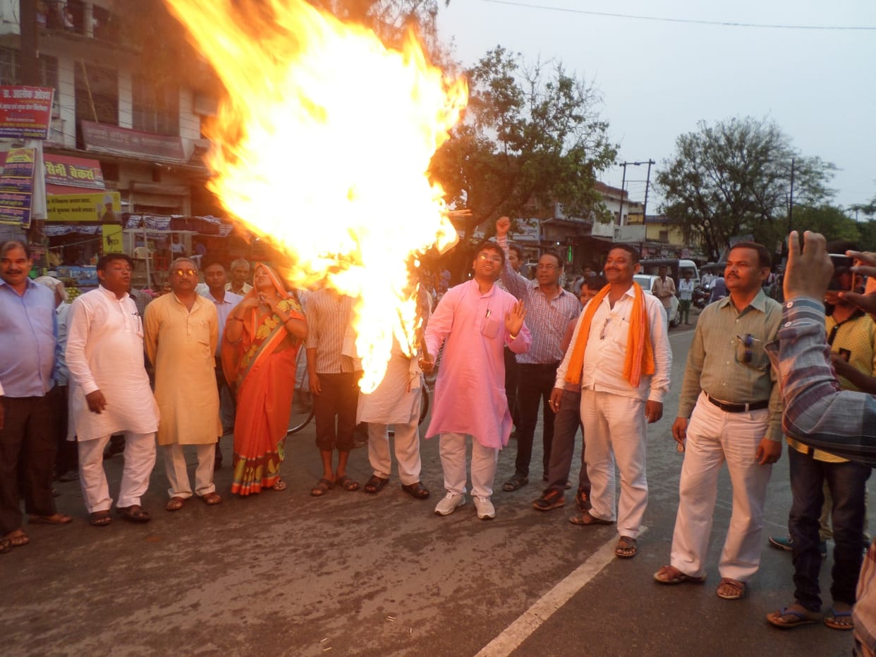bjp leaders burn  of mayawati stachue 