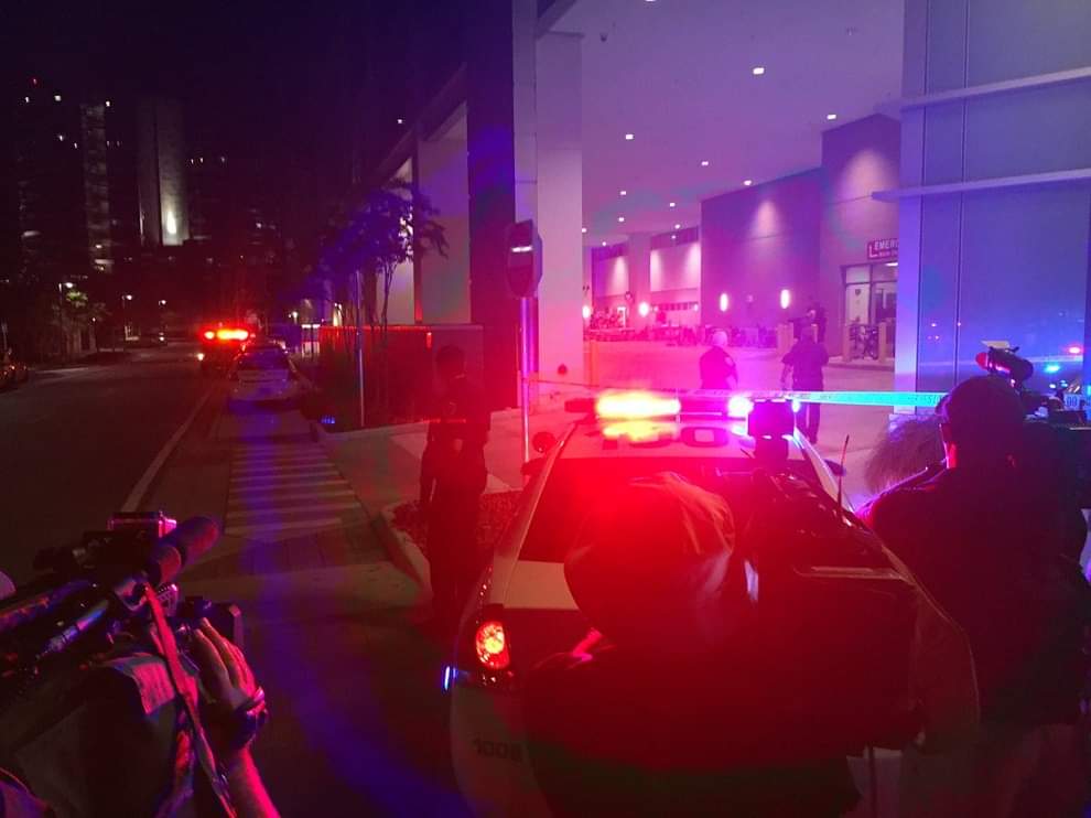 गोलीबारी में घायल लोगों को अस्पताल ले जाती वैन