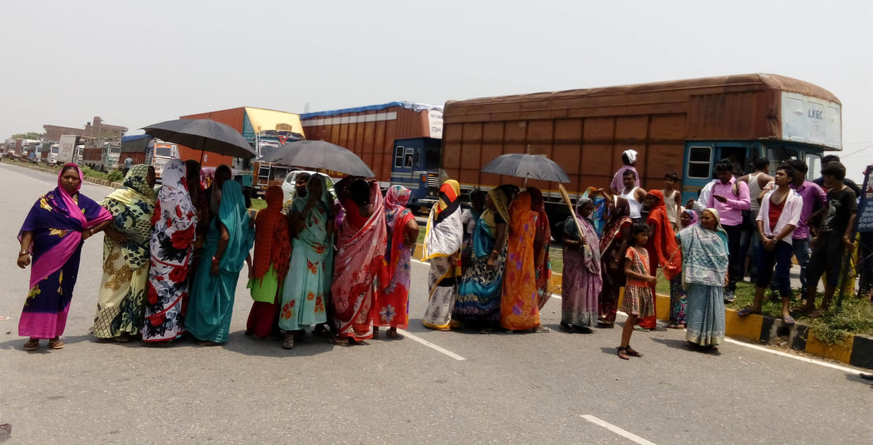women protest against liquor, road jam