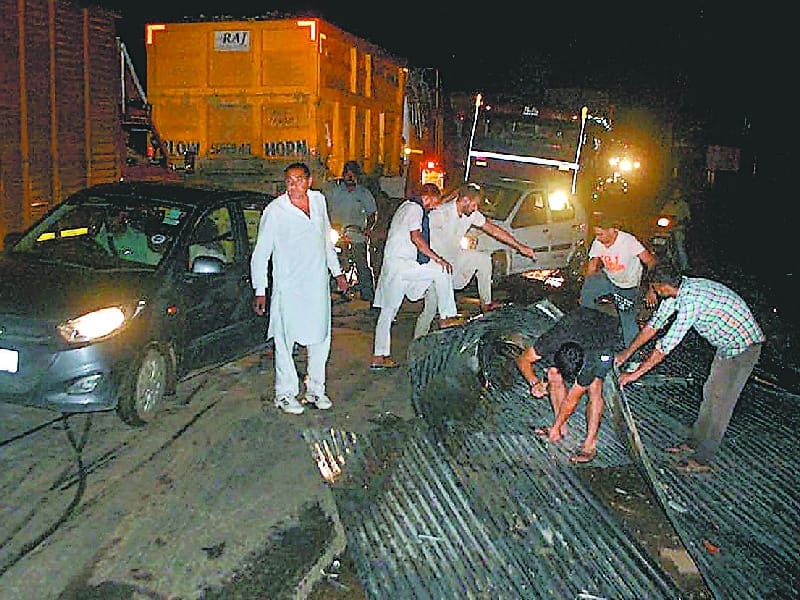 storm, traffic jam due to strom, mohali traffic jam