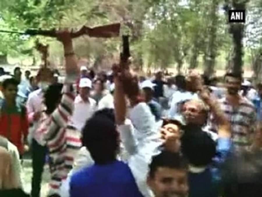 बंदूक के साथ जश्न मनाते छात्र