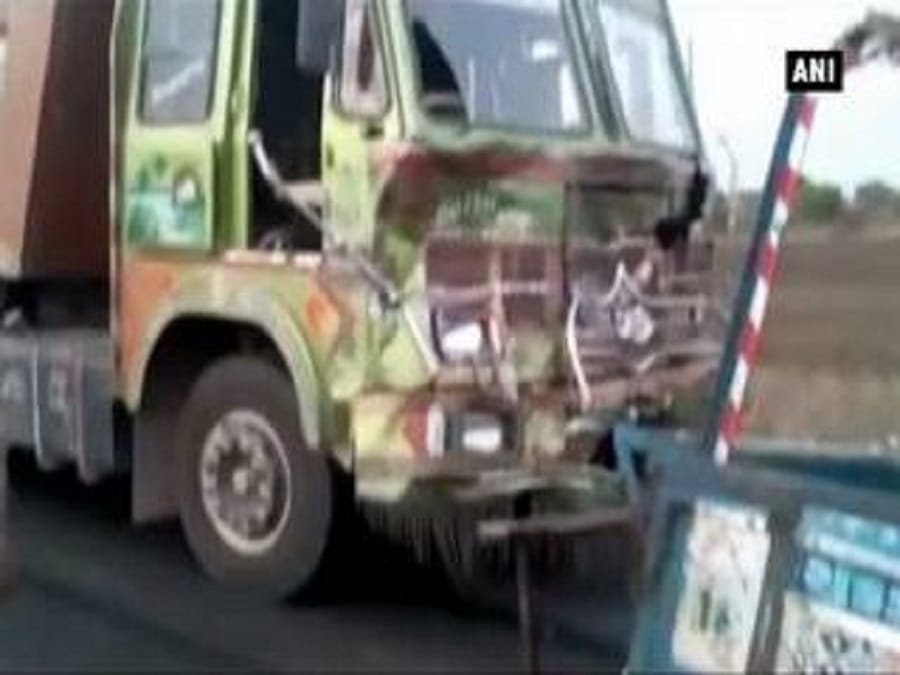 truck colided, crossing breoken