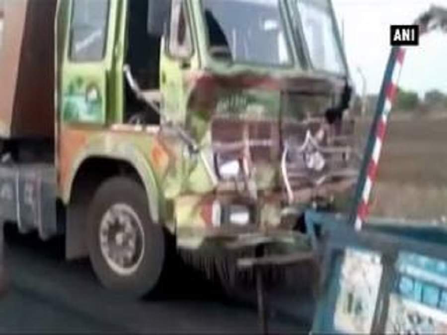 ट्रक ने मारी ऑटो को टक्कर
