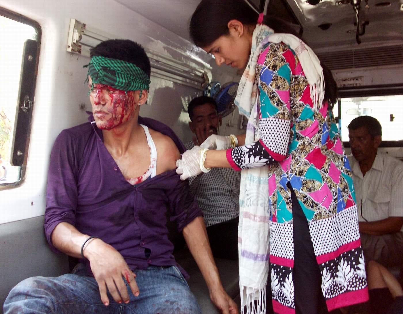 bus hit into tree, 17 injured.