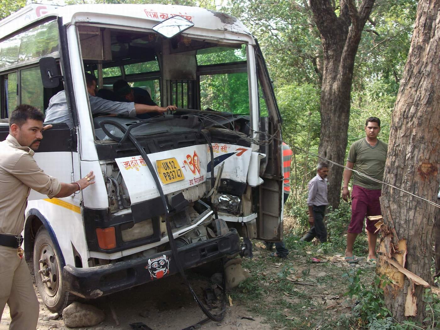 bus hit into tree, 17 injured.