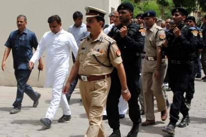 मुकुल द्विवेदी के परिजनों से मिलने जाते मुख्यमंत्री