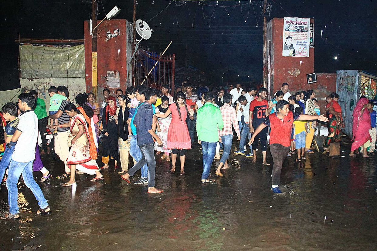 Bewildered by heavy rains with stormy wind Shrwasi