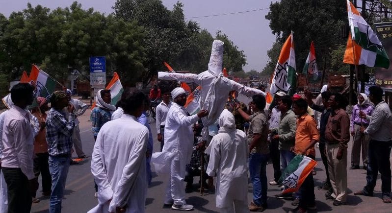 Burnt effigies of the Centre-State