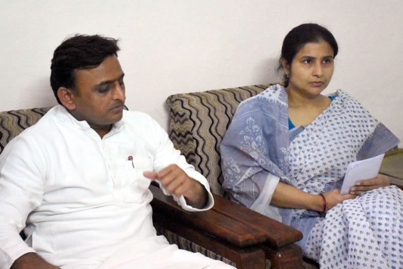 cm akhilesh yadav meet to martyr mukul dwivedi's family member