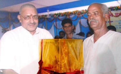 bihar topper scam: tejaswi yadav tweet giriraj singh pics